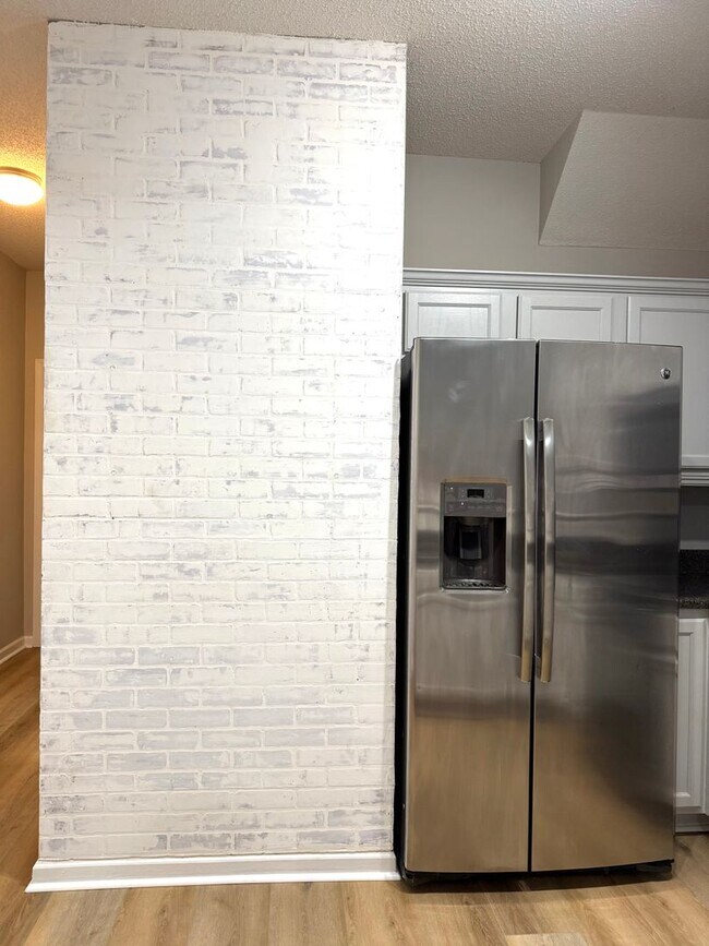 Building Photo - Renovated  3 Bed 3.5 Bath Town Home