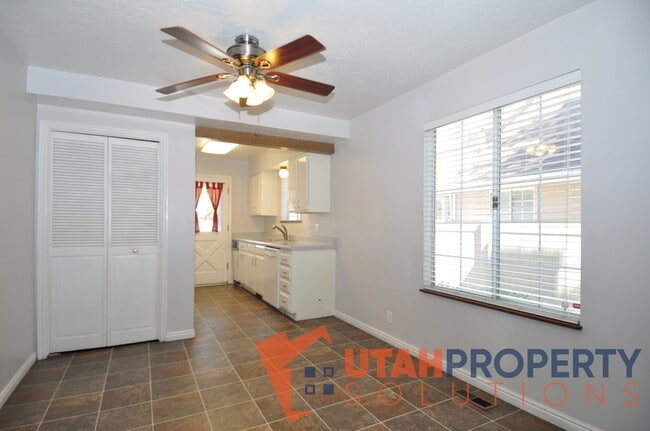 Building Photo - 687 E Countryside Ct