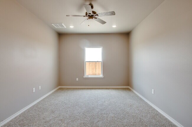 Building Photo - 3/2/2 duplex located in Highland Heights!!