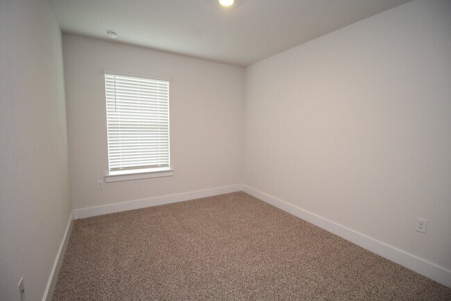 Building Photo - Don’t Miss This 3BR Townhome in North Pensacola — Garage, Modern Finishes, Community Pool & Easy ...