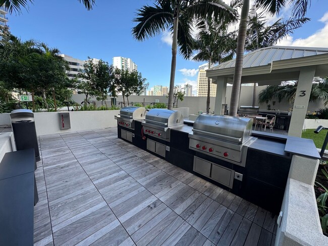 Building Photo - Sky Ala Moana West 1 bedroom, 1 bathroom l...