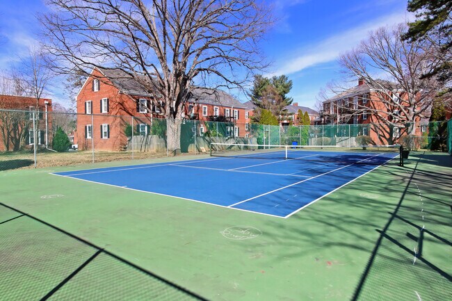 Tennis courts near the building - 2873 S Buchanan St