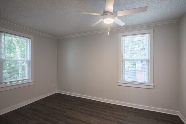 Building Photo - Spacious 3 bedroom, 1 Bathroom Upper Level Duplex Apartment