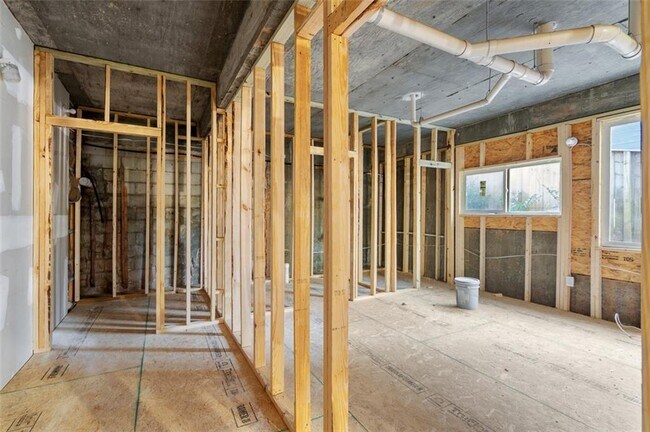 Building Photo - 147 Hutchinson St NE