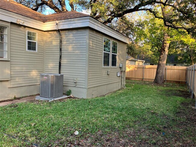 Building Photo - 1921 W 39th St
