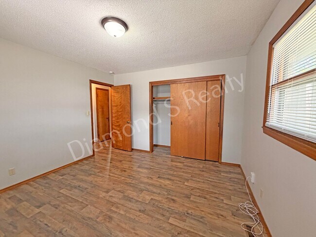 Building Photo - 523 W Swan St