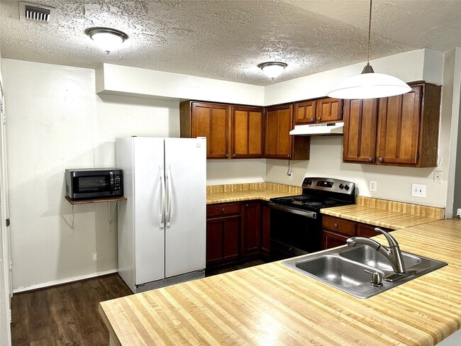 Building Photo - 13322 Oak Ledge Dr