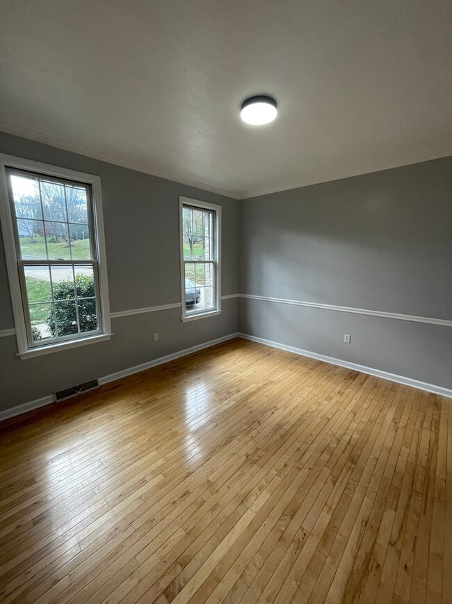 Building Photo - Beautiful custom built 5 bed 4 bath home with finished basement ready for you to move-in!