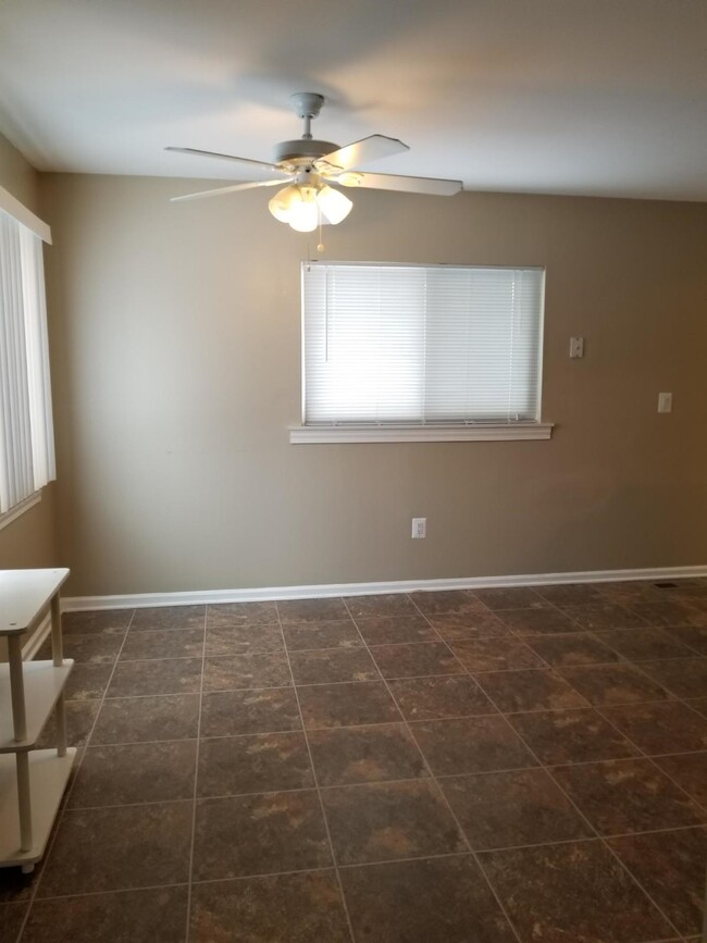 Building Photo - 3 Bedroom Ranch with Updated Kitchen, Appl...