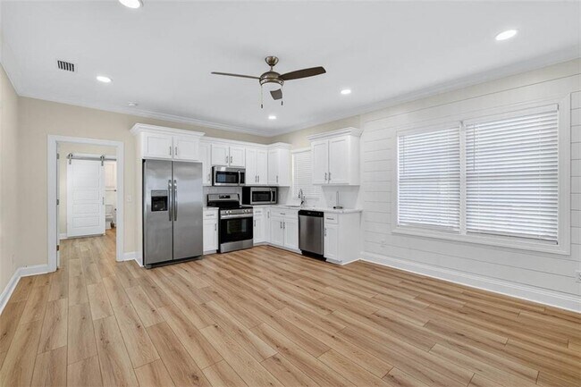 Building Photo - 204 Palm St