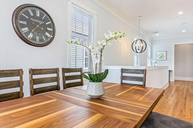 Building Photo - 1220 Carondelet St