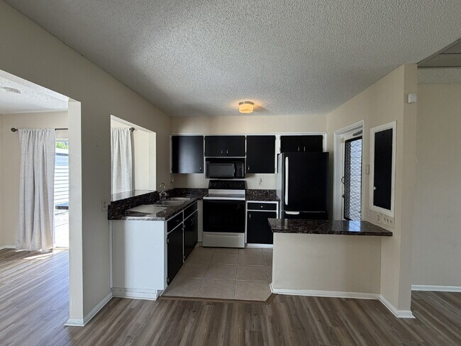 Building Photo - "Charming 1-Bed Oasis in Warm Mineral Springs - Cozy Living with 909 Sq Ft of Comfort!"