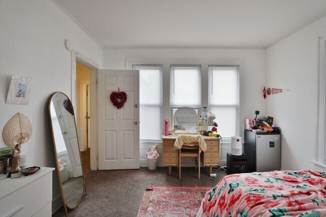 Building Photo - 4-5 BR HOUSE on Frambes close to High St / Short term lease available