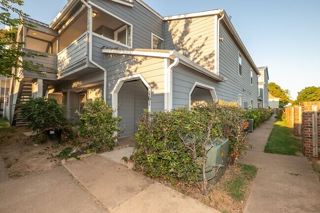 Building Photo - Spacious 1-Bedroom Apartment in South Tulsa | $785 | Mid October