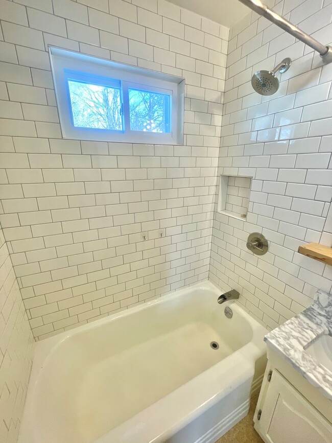 Building Photo - SHORT TERM LEASE TO MAY - 3 Bedroom, 2 Bat...