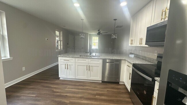 Building Photo - FULLY FURNISHED - Beautiful 1 Bed, 1 Bath ...