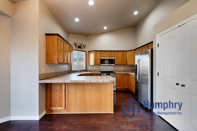 Building Photo - Beautiful home located just minutes from Settler's Park!