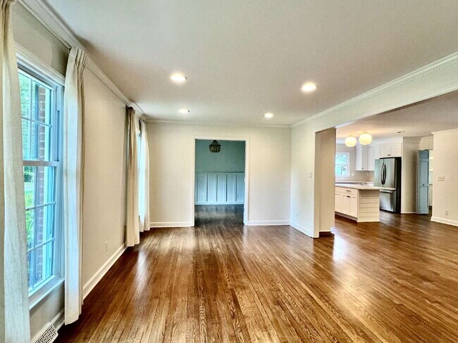 Building Photo - LUXURIOUS LANSDOWNE RETREAT!