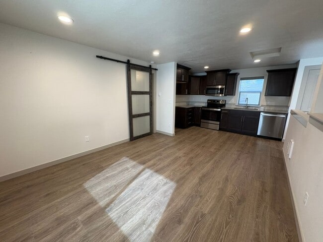 Building Photo - LOV-673
