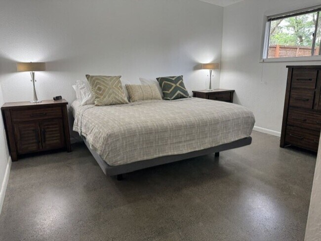 Building Photo - Fantastic location just steps from the Deschutes River and 1st St Rapids Park