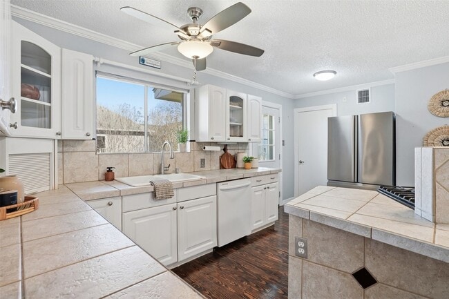 Building Photo - 818 Cedar Rd