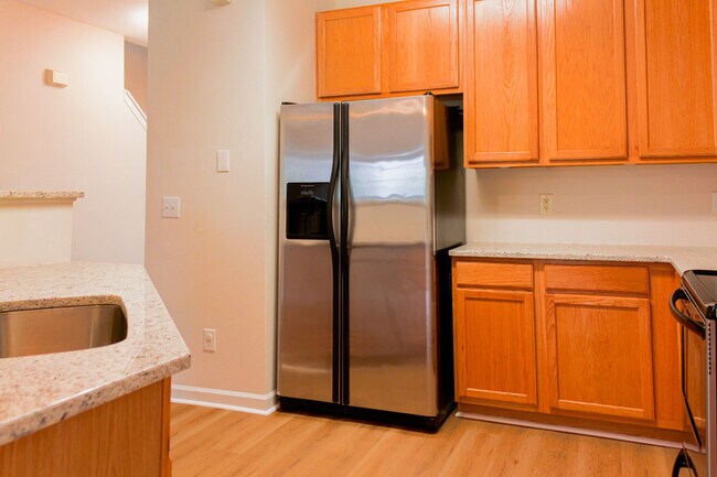 Building Photo - 2204 Valley Haven Dr