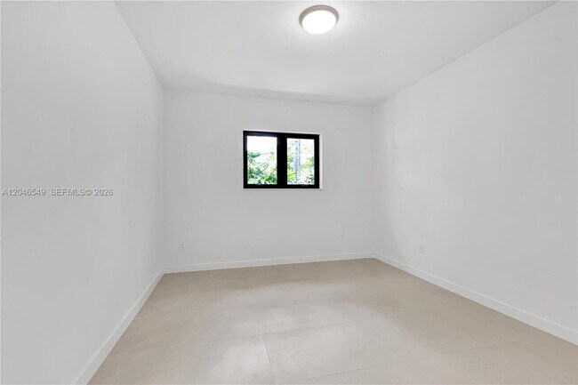 Building Photo - 950 Bayamo Ave