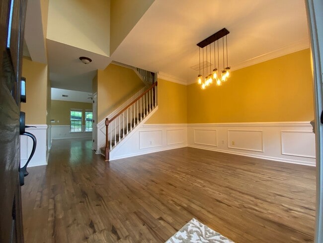 Building Photo - Townhome in a great location!