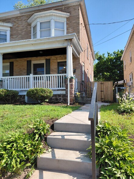 Primary Photo - 163 E Main St