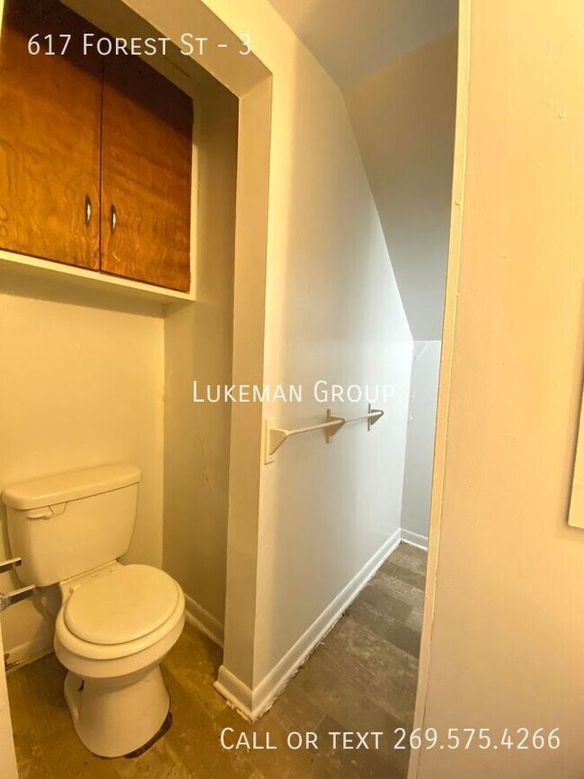 Building Photo - 617 Forest St