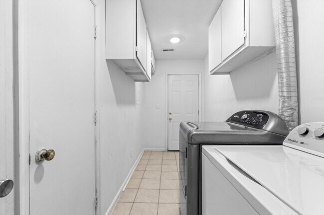 Building Photo - 6048 Brookwood Dr