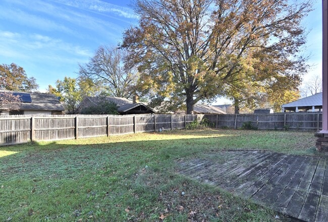 Building Photo - 2208 W Memphis St