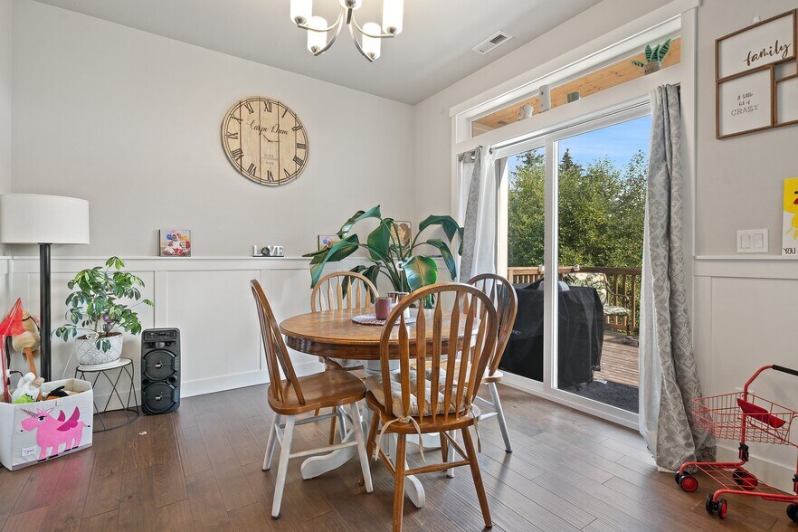 Dinning Room - 1182 NE Sockeye Ct