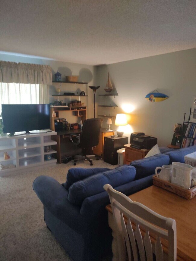 Building Photo - "Charming 1-Bedroom Condo in a 55+ Community."