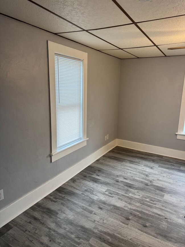 Building Photo - 2nd floor 2 bedroom 1 bath unit