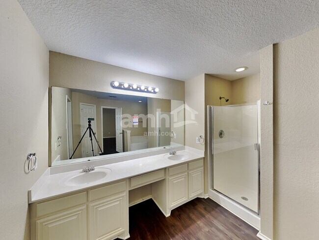 Building Photo - 511 Point Vly