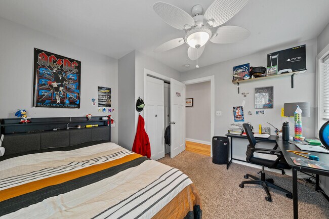 Building Photo - 1069 Sauganash Dr
