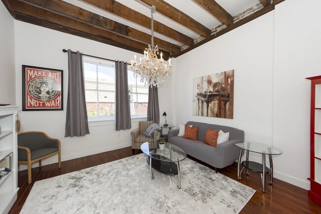 Building Photo - 350 King St