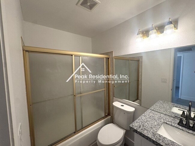 Building Photo - 2bd/2ba Rancho Cordova Updated Duplex With 1 Car Garage!