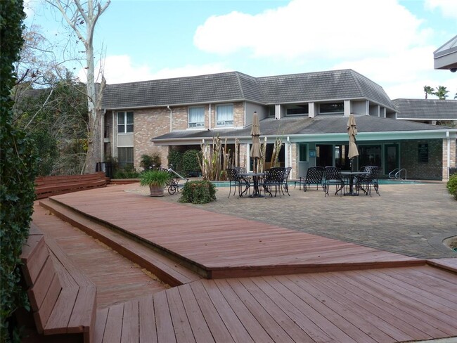 Building Photo - 2224 S Piney Point Rd
