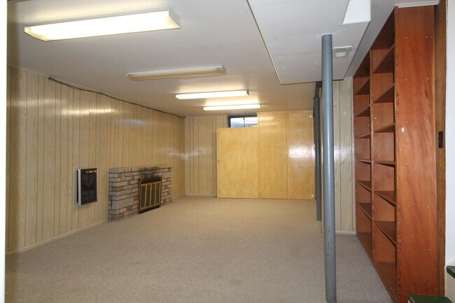 Building Photo - 3123 W Bismark Ave