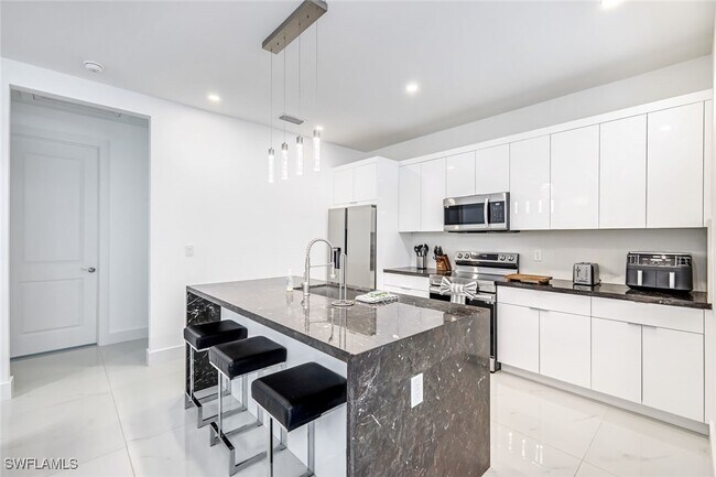 Building Photo - 502 SW 25th Pl