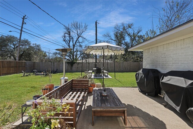 Building Photo - 5503 Cheshire Ln