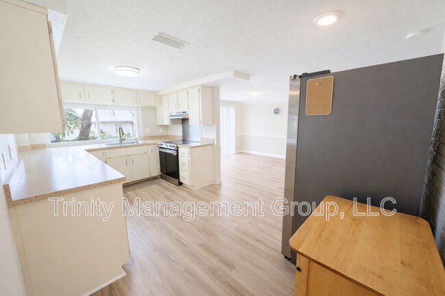 Building Photo - 8605 Wagon Wheel Ln
