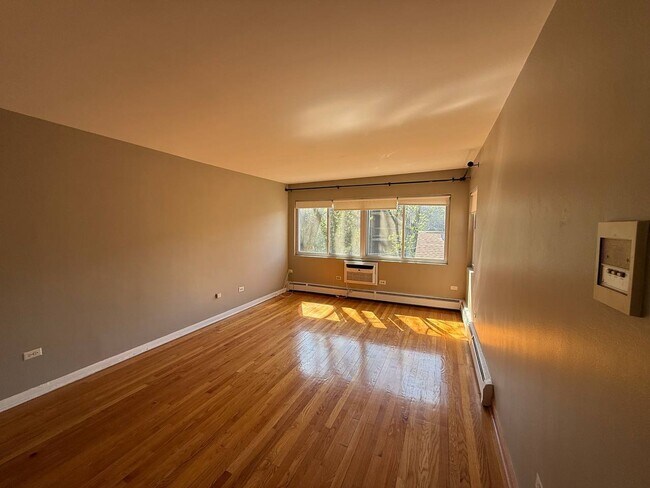 Building Photo - 1657 W Farwell Ave