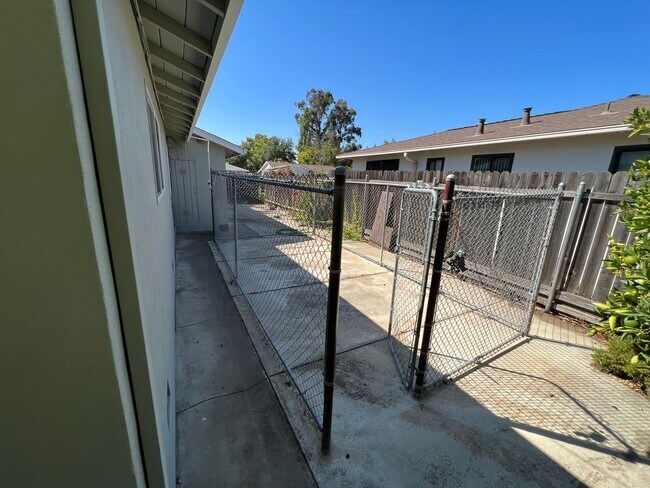 Building Photo - Charming Neighborhood in Carmichael with b...