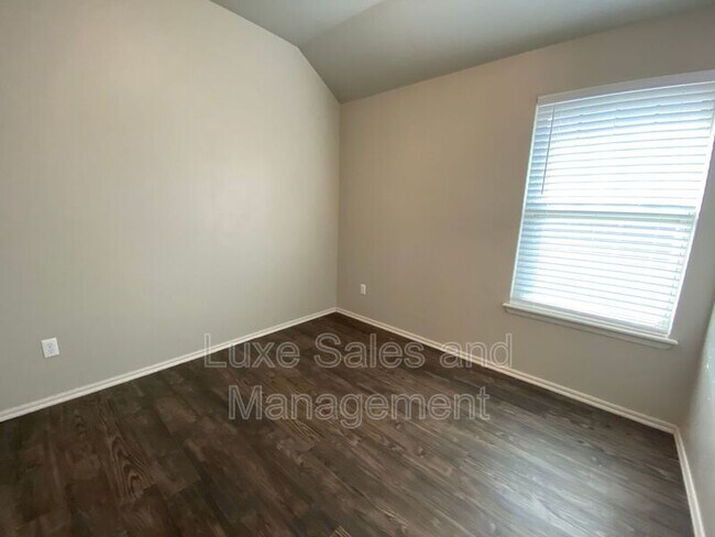 Building Photo - 2225 Mill Creek Way