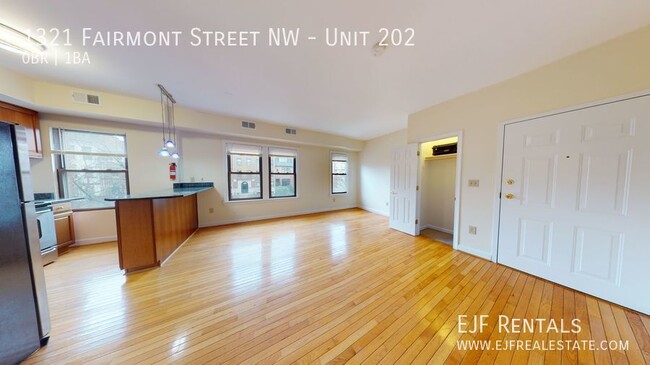 Building Photo - Sleek and Updated Studio Apartment W/Full ...