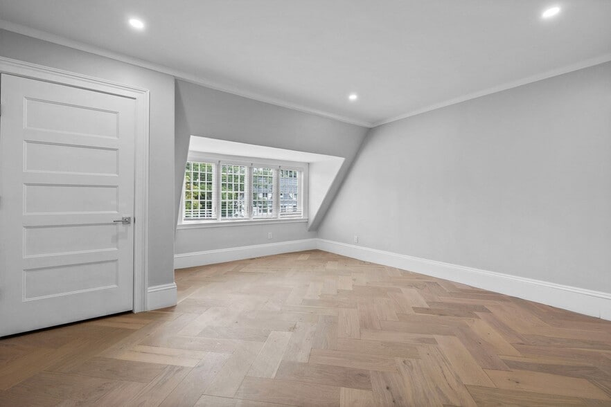 Building Photo - 476 Heath St