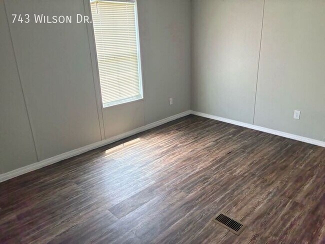 Building Photo - 743 Wilson Dr